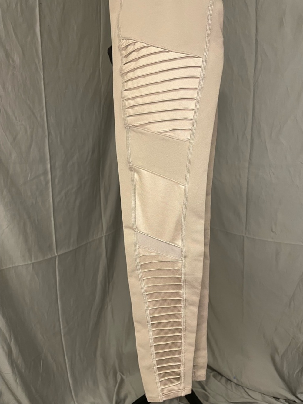 ALO Yoga Sand Gravel Moto Leggings - Neutral Tan - Picture 8 of 12